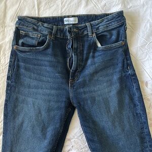 Zara EUC raw hem cropped Blue Jeans